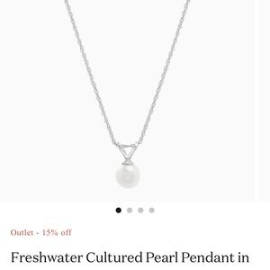 Sophisticated Pearl Pendant Necklace in Silver